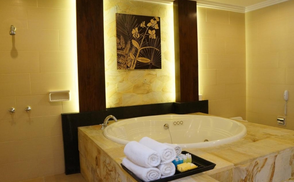 Bathroom di Pelangi Bali Hotel and Spa