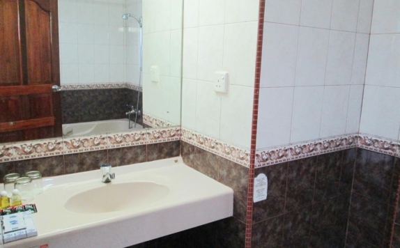 Bathroom di Pelangi Hotel & Resort
