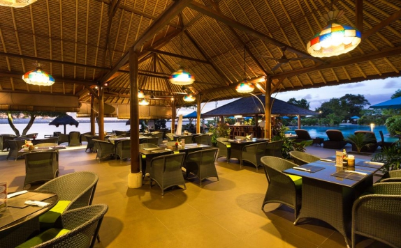 Tampilan Restoran Hotel di Peninsula Bay Resort