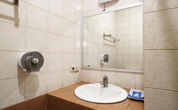 Bathroom di Permata Bandara Hotel