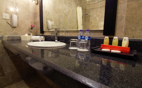 Tampilan Bathroom Hotel di Permata In Banjarbaru