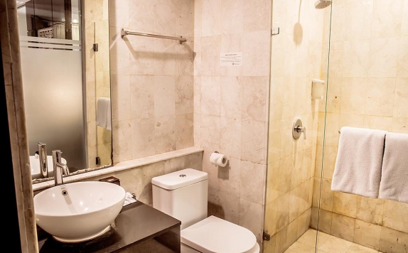 Tampilan Bathroom Hotel di Permata Kuta Hotel