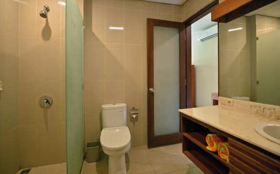 Bathroom di Pertiwi Resort & Spa