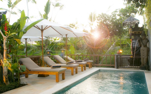 Outdoor Pool Hotel di Pesantian Villa and Warung