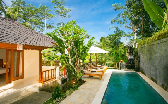 Outdoor Pool Hotel di Pesantian Villa and Warung