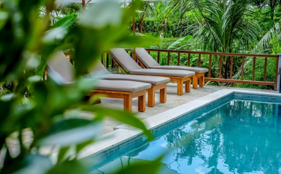 Outdoor Pool Hotel di Pesantian Villa and Warung