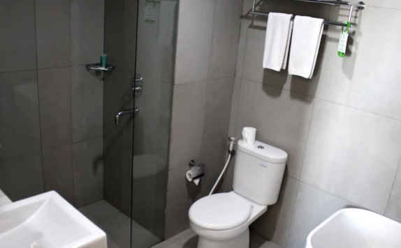 Bathroom di Pesonna Hotel Makassar