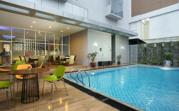Swimming Pool di Pesonna Hotel Semarang