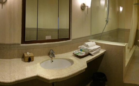 Bathroom di Pines Garden Resort
