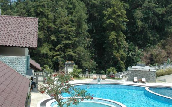 Swimming Pool di Pines Garden Resort