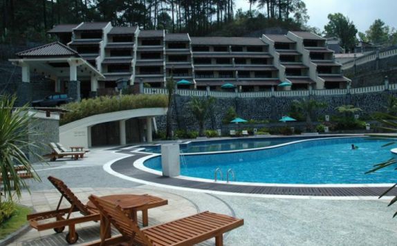 Swimming Pool di Pines Garden Resort