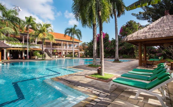 Swimming Pool di Plagoo Holiday Hotel