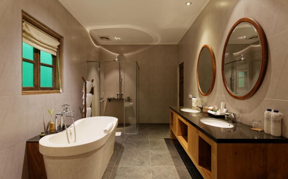 Tampilan Bathroom Hotel di Plataran Borobudur Resort & Spa