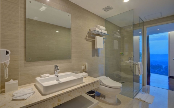 Bathroom di Platinum Adisucipto Hotel & Conferene