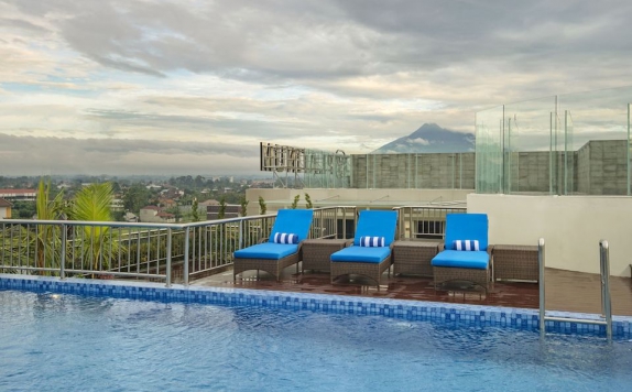 Swimming Pool di Platinum Adisucipto Hotel & Conferene