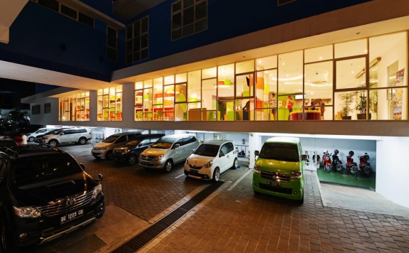 parking area di Pop Hotel Tanjung Karang