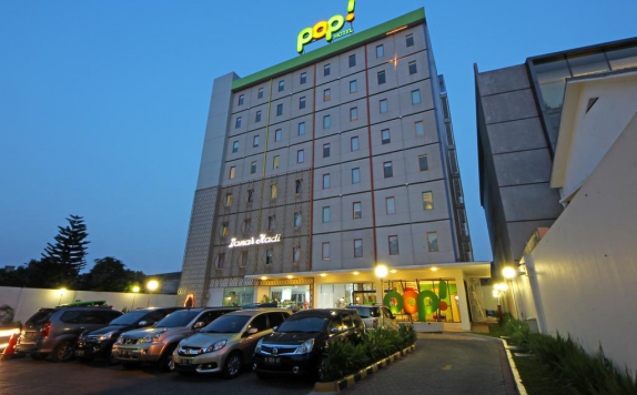 Front View di POP Hotel Tebet
