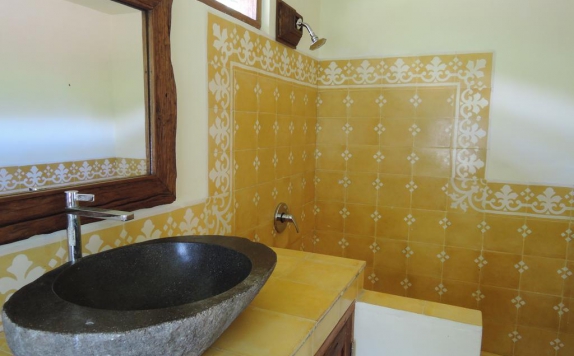 Bathroom di Prana Dewi Mountain Resort