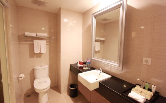 Bathroom di Pranaya Suites BSD City
