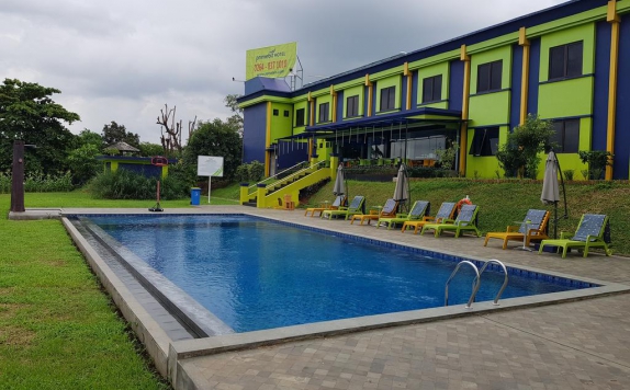 Swimming Pool di PrimeBiz Hotel Karawang