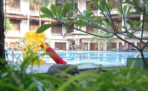 Swimming pool di Prime Plaza Hotel Jogjakarta
