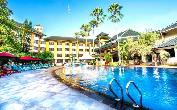 Swimming Pool di Prime Plaza Hotel Purwakarta