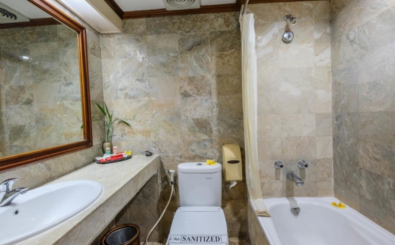 Bathroom di Puri Artha Hotel