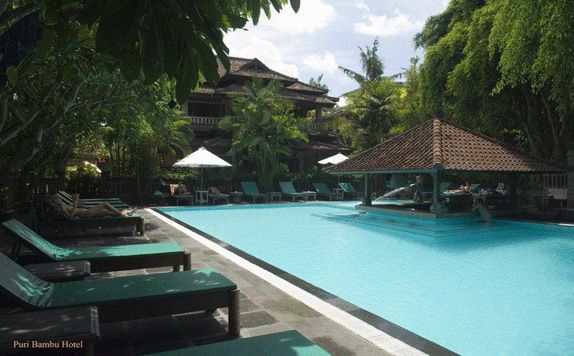 Swimming Pool di Puri Bambu Hotel
