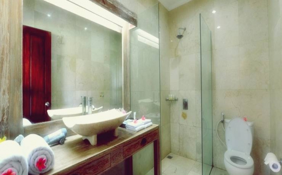bathroom di Puri Bendesa Villas (Ex Puri Bendesa II Resort and Spa)