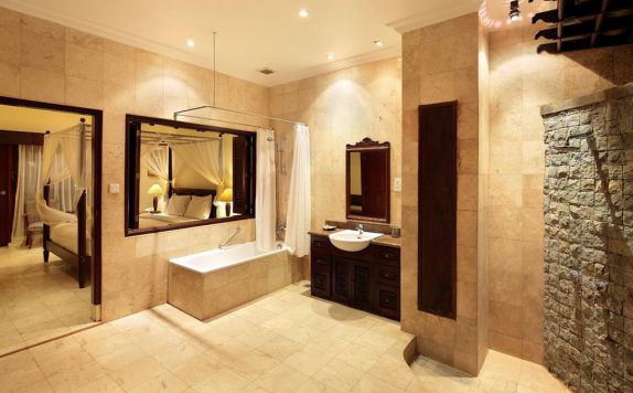bathroom di Puri Bunga Resort & Spa