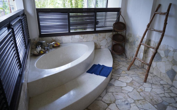 Tampilan Bathroom Hotel di Puri Cantik Bungalow