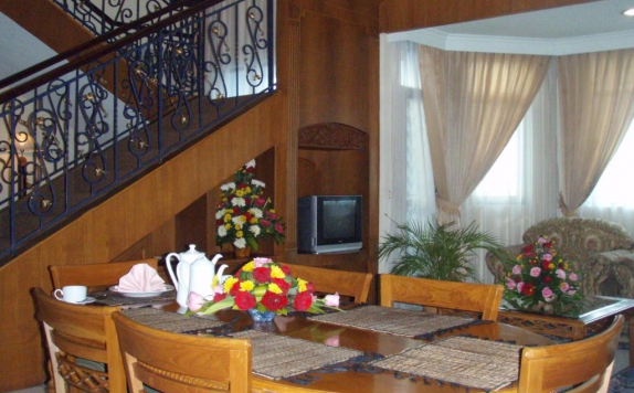 Ruang Makan di Puri Darmo Serviced Residences