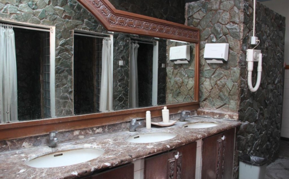 Tampilan Bathroom Hotel di Puri Darmo Serviced Residences