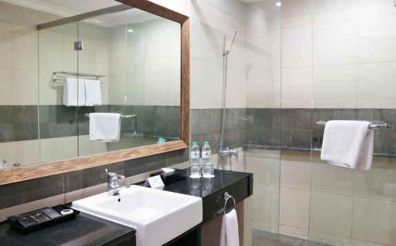 Bathroom di Puri Denpasar Hotel Jakarta