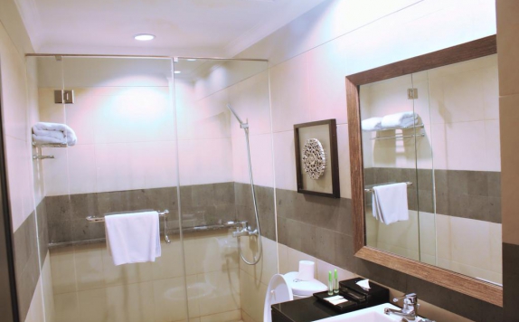 Bathroom di Puri Denpasar Hotel Jakarta