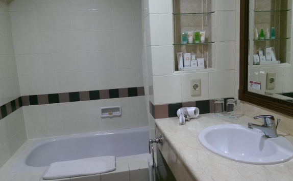 Bathroom di Puri KIIC Golf View Hotel