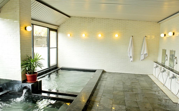 kolam air panas di Puri KIIC Golf View Hotel