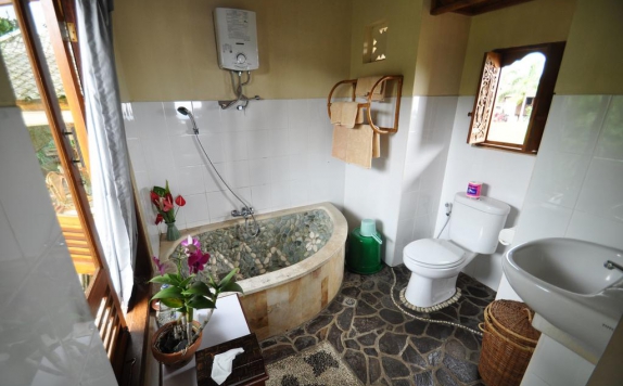 Bathroom di Puri Lumbung