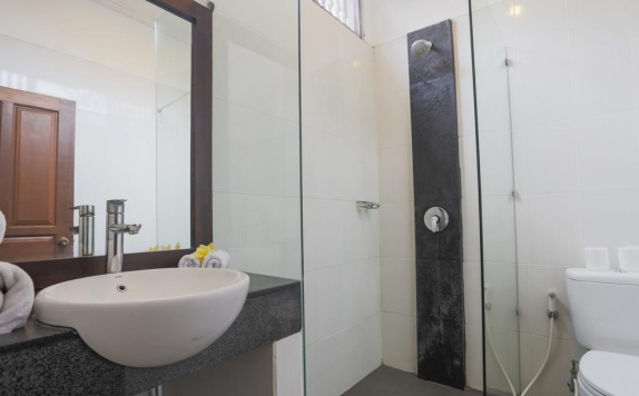Bathroom di Puri Mango Hotel