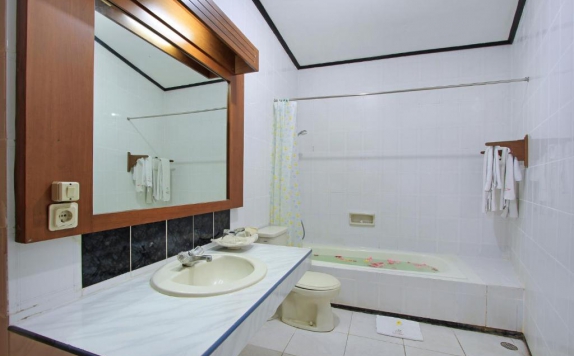 bathroom di Puri Naga Seaside Cottage