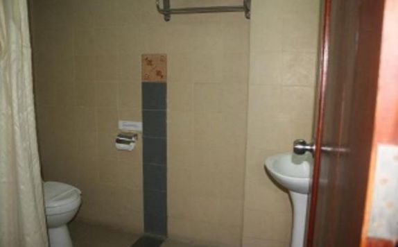 Bathroom di Puri Samaritan Hotel and Restaurant