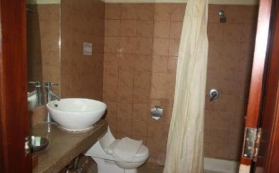 Bathroom di Puri Samaritan Hotel and Restaurant