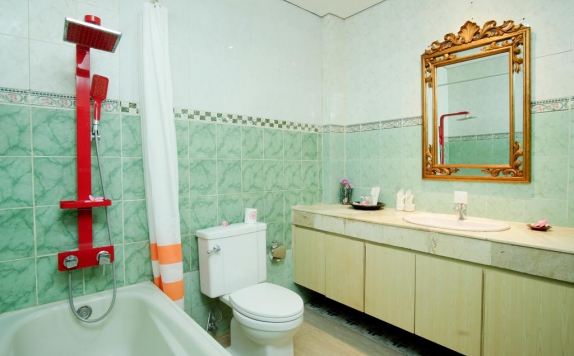 Tampilan Bathroom Hotel di Puri Saron Senggigi Beach