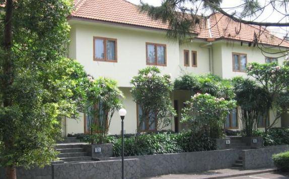 Front view di Puri Setiabudhi Residence
