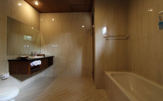 Tampilan Bathroom Hotel di Putri Ayu Cottage