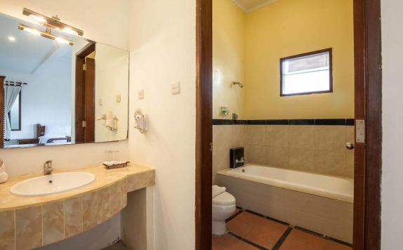 Tampilan Bathroom Hotel di Putri Bali Villa