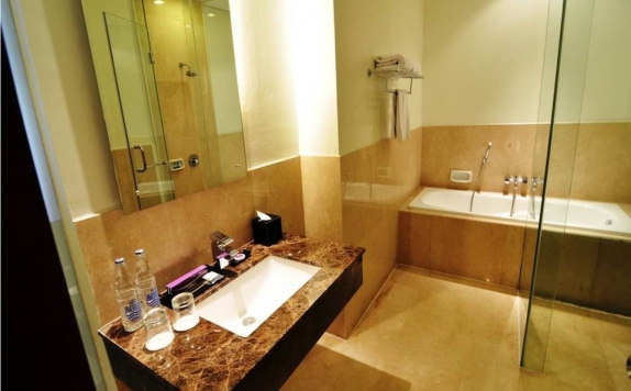 Bathroom di Quest Hotel Semarang