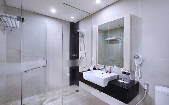 Bathroom Deluxe di Quest San Hotel Denpasar