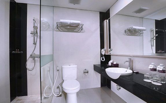Bathroom Superior di Quest San Hotel Denpasar