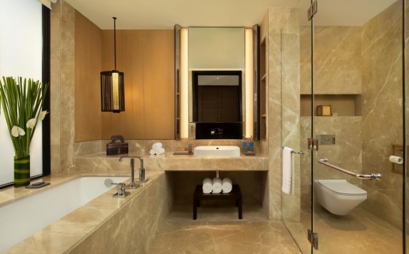 Tampilan Bathroom Hotel di Radisson Blu Bali Uluwatu